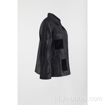 Mantel kasual hitam yang ditambal dengan jaket kerut